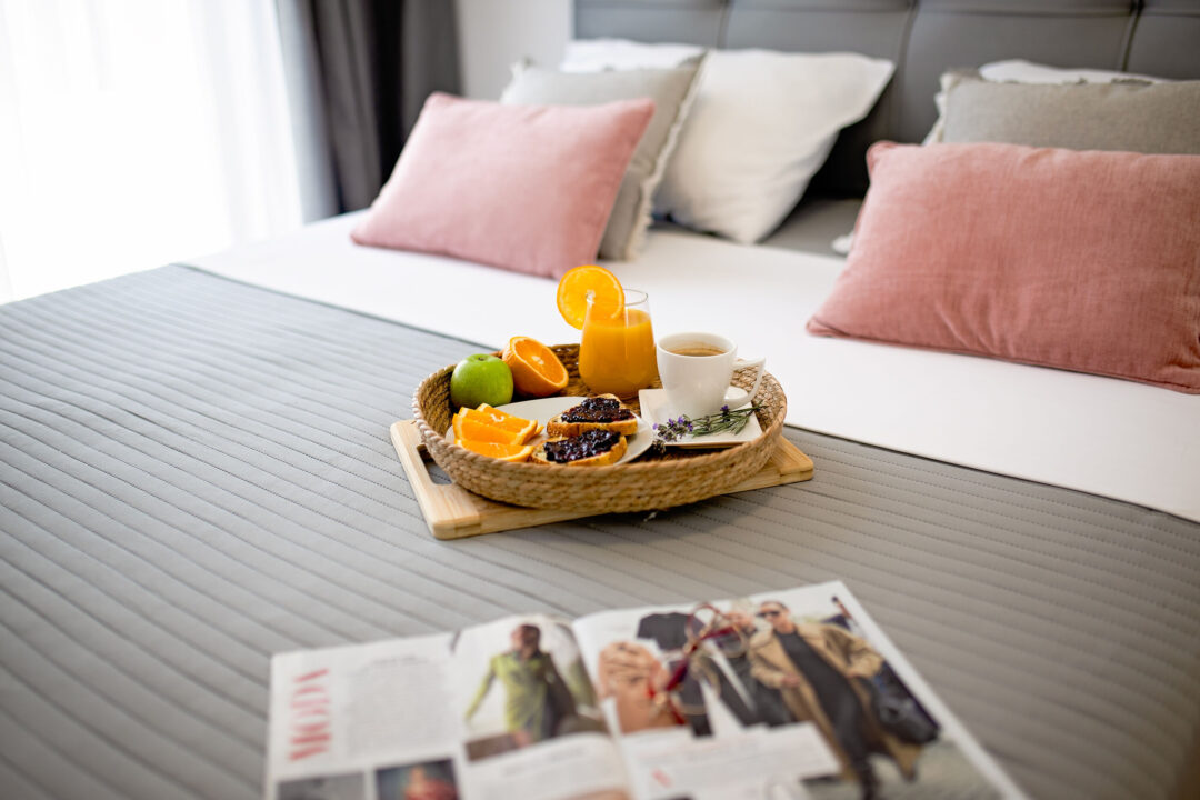 Stilizirani pladanj s doručkom