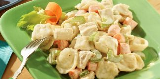 Sałatka z tuńczykiem i tortellini na zimno