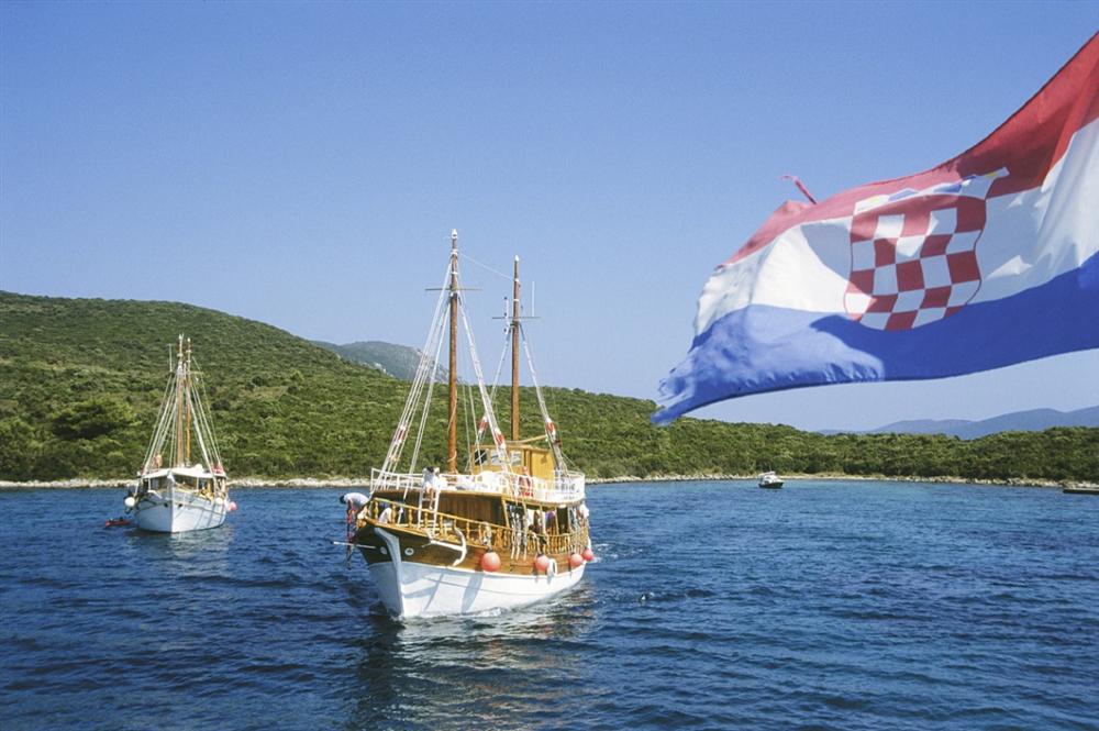Cruise-ship-Croatian-flag