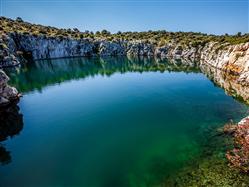 A „sárkány szeme“ tengeri tó Stomorska - Solta sziget Nevezetességek