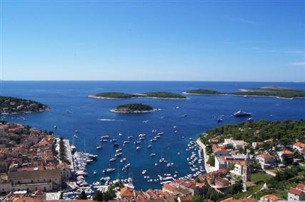 Hvar - Je to nejdelší a nejslunnější ostrov na Jadranu a patří k nejkrásnějším ostrovům na světě