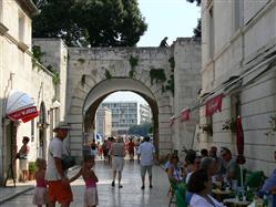 Le mura cittadine, fortezze e la porta della città Maslenica (Zadar) Luoghi