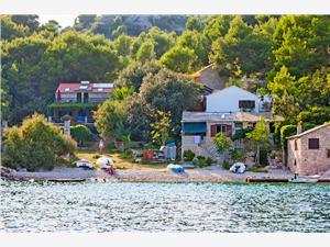 Haus Ivo Die Inseln von Mitteldalmatien, Haus in Alleinlage, Größe 140,00 m2, Luftlinie bis zum Meer 50 m