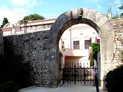 La porte d'Héraclès (Hercule) Premantura Monuments