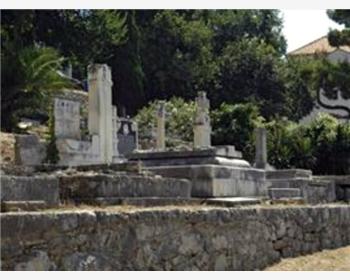 Oude begraafplaatsen Omis
