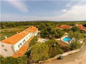 Dům Helena Modrá Istrie, Prostor 92,00 m2, Soukromé ubytování s bazénem, Vzdušní vzdálenost od centra místa 300 m