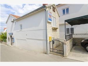 Apartment Middle Dalmatian islands,Book  Anđelka From 15 €
