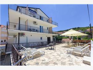 Апартаменты и Kомнаты Iva Trogir, квадратура 16,00 m2, Воздуха удалённость от моря 100 m, Воздух расстояние до центра города 200 m