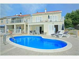 Villa Mirula Middle Dalmatian islands, Size 219.00 m2, Accommodation with pool, Airline distance to the sea 200 m