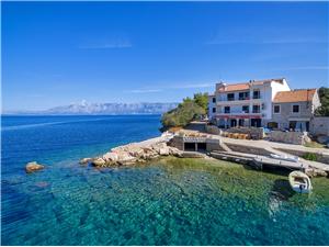 Apartment Middle Dalmatian islands,Book  Igor From 3 €