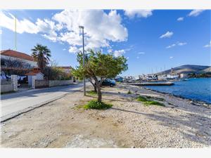 Ferienwohnungen Vinko Riviera von Split und Trogir, Größe 20,00 m2, Luftlinie bis zum Meer 50 m, Entfernung vom Ortszentrum (Luftlinie) 300 m
