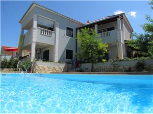 Villa Moj Mir Supetar - eiland Brac, Kwadratuur 200,00 m2, Accommodatie met zwembad, Lucht afstand naar het centrum 450 m