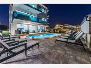Apartmány Luxury Villa Maloca , Rozloha 75,00 m2, Ubytovanie s bazénom, Vzdušná vzdialenosť od mora 30 m