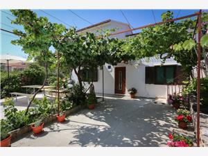 Apartment Middle Dalmatian islands,Book  Vitaic From 9 €