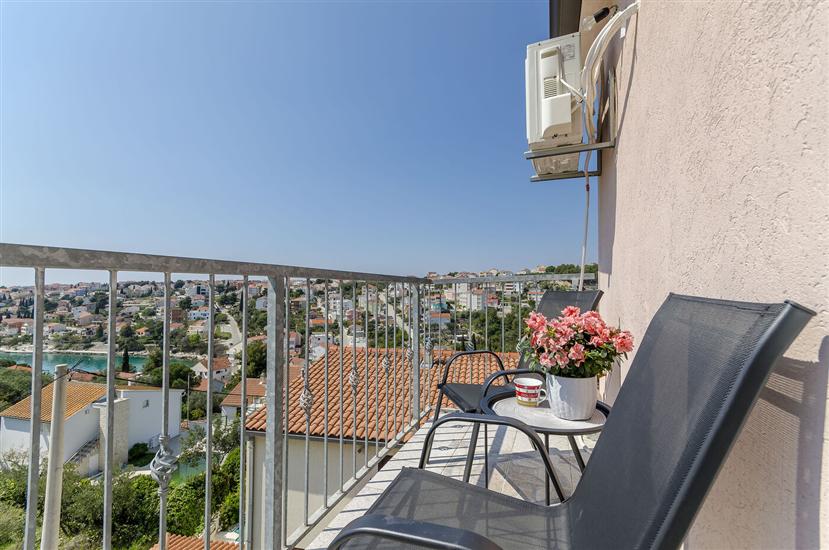 Apartment Lorena 63981 Okrug Gornji (Ciovo