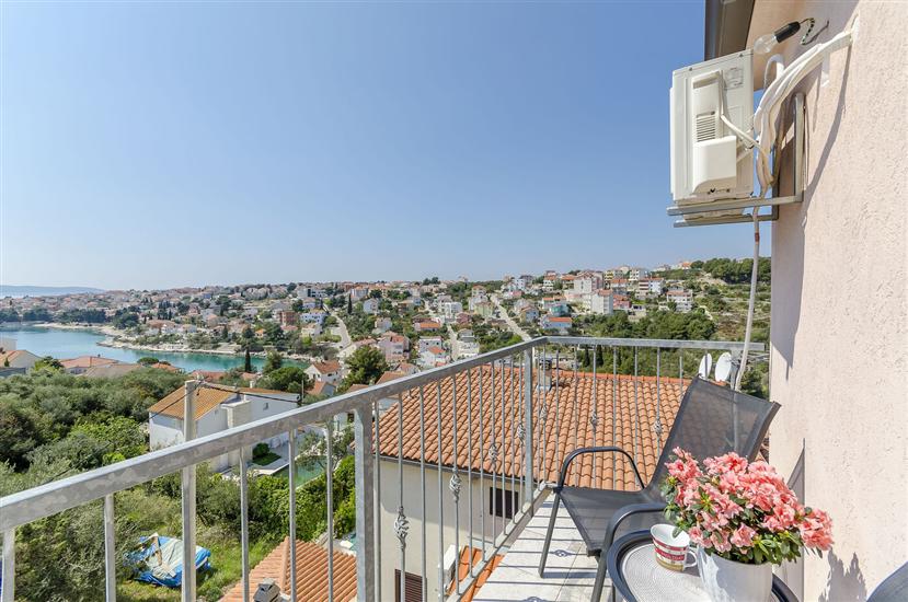 Apartment Lorena 63981 Okrug Gornji (Ciovo