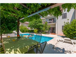 Accommodation with pool Split and Trogir riviera,Book  Ljiljana From 15 €