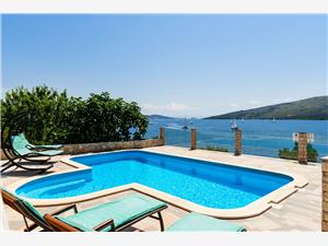 Dom Villa Ivo Poljica, Rozloha 300,00 m2, Ubytovanie s bazénom, Vzdušná vzdialenosť od mora 40 m
