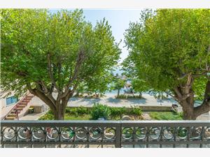 Apartmány Roko Split a riviéra Trogir, Prostor 50,00 m2, Vzdušní vzdálenost od moře 30 m, Vzdušní vzdálenost od centra místa 600 m