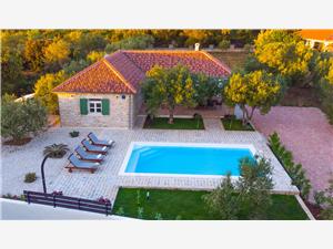 Dům Arbaro Sukosan (Zadar), Prostor 120,00 m2, Soukromé ubytování s bazénem, Vzdušní vzdálenost od moře 80 m