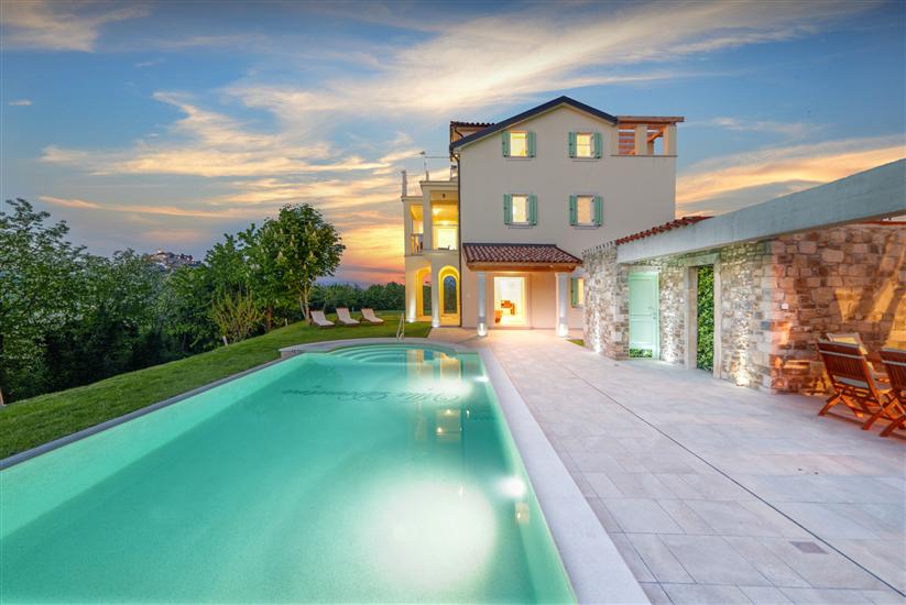 Villa Demetra s bazenom i predivnim pogledom na Motovun