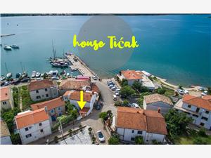 Ferienwohnungen Ticak , Größe 55,00 m2, Luftlinie bis zum Meer 50 m, Entfernung vom Ortszentrum (Luftlinie) 50 m