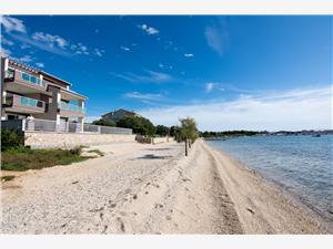 Boende vid strandkanten Zadars Riviera,Boka  beach Från 331 SEK