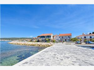 Apartamenty Marica Sukosan (Zadar), Powierzchnia 45,00 m2, Odległość do morze mierzona drogą powietrzną wynosi 20 m, Odległość od centrum miasta, przez powietrze jest mierzona 100 m