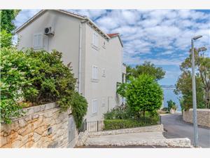 Apartment Middle Dalmatian islands,Book  Mariner From 13 €
