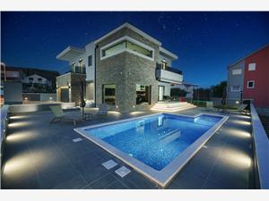 Vila Luxury MoonLight Tribunj, Kvadratura 280,00 m2, Smještaj s bazenom