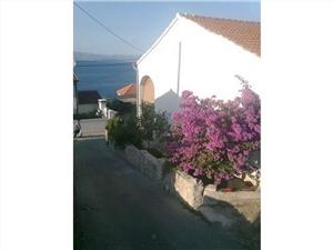 Apartment Middle Dalmatian islands,Book  Vlatko From 15 €