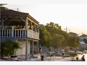 Boende vid strandkanten Split och Trogirs Riviera,Boka  More Från 131 SEK